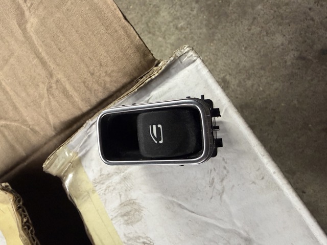 Кнопка стеклоподъемника передняя правая A1679050201 MERCEDES