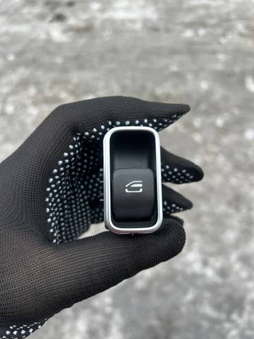 Кнопка стеклоподъемника передняя правая A16790502019051 MERCEDES