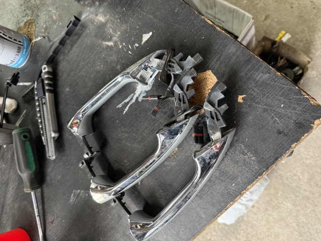Ручка задней двери наружная A20476014709775 MERCEDES
