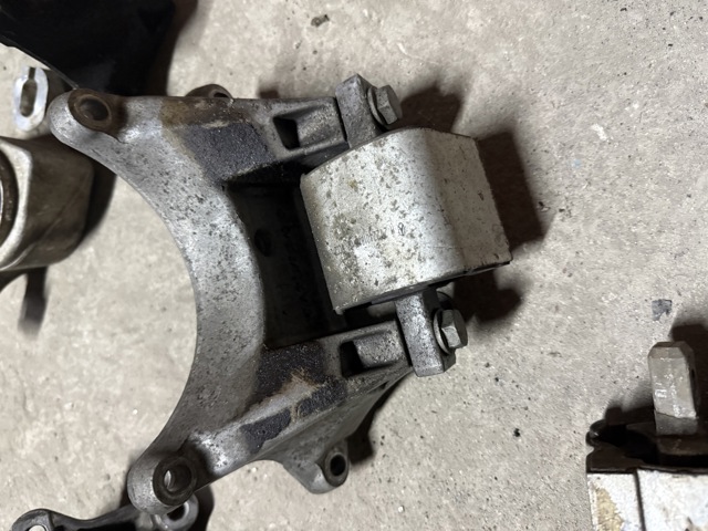 Кронштейн подушки коробки передач A2112420340 MERCEDES