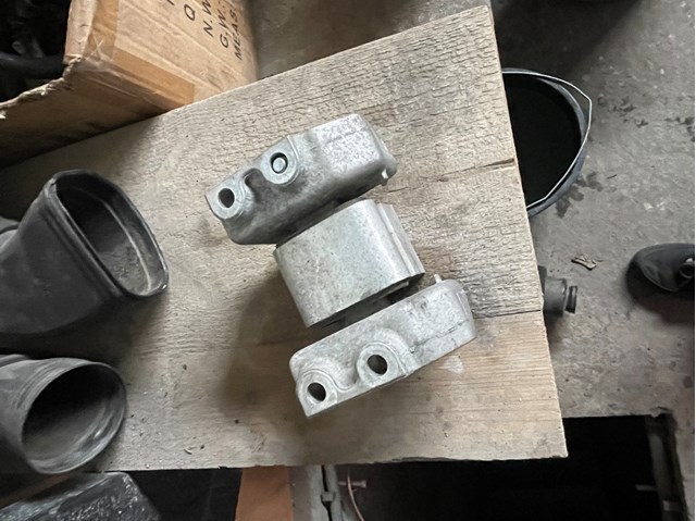Балка крепления коробки передач A2202421001 MERCEDES