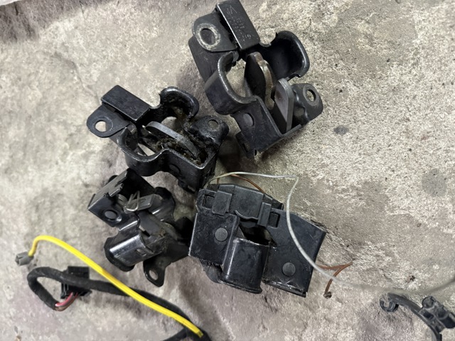 Замок крышки капота A2208800160 MERCEDES