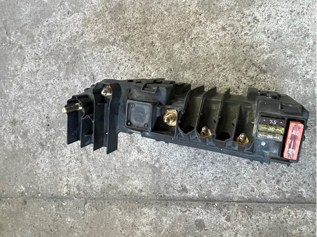 Коробка предохранителей A2215401250 MERCEDES