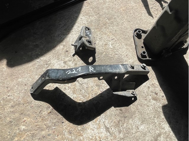Рамка радиатора правая A2216200491 MERCEDES