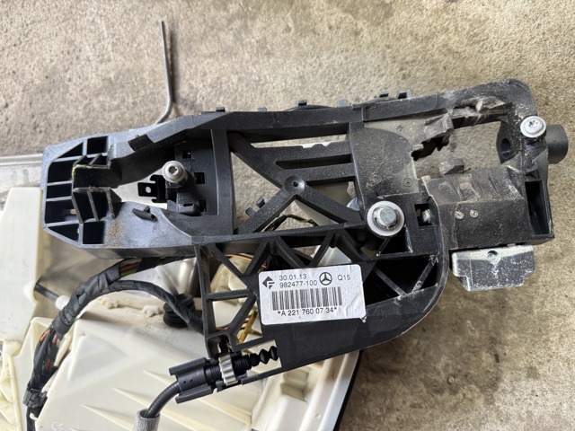 Держатель наружной ручки двери, задней левой A2217600734 MERCEDES