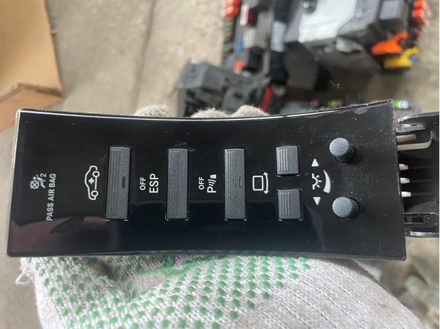 Блок кнопок центральной консоли A2218701758 MERCEDES