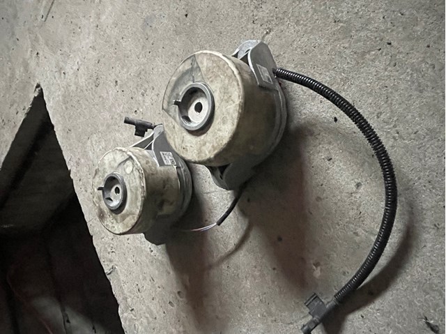 Правая подушка двигателя A2222407500 MERCEDES