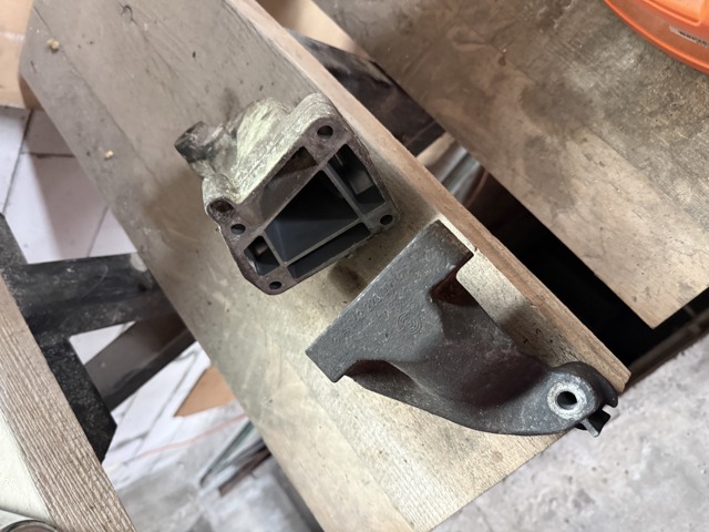 Кронштейн подушки (опоры) двигателя, левой A6422230004 MERCEDES