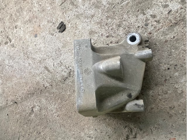 Кронштейн подушки (опоры) двигателя, левой A6422236304 MERCEDES