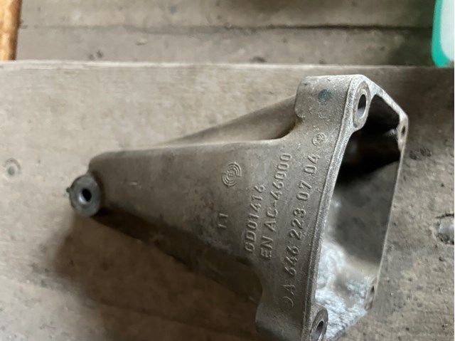 Кронштейн подушки (опоры) двигателя, правой A6462230704 MERCEDES