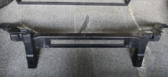 Рамка радиатора верхняя LR091872 LAND ROVER