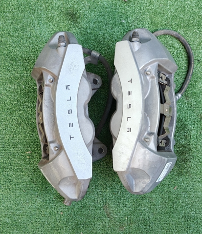 Суппорт тормозной передний левый 104462100D Tesla Model
