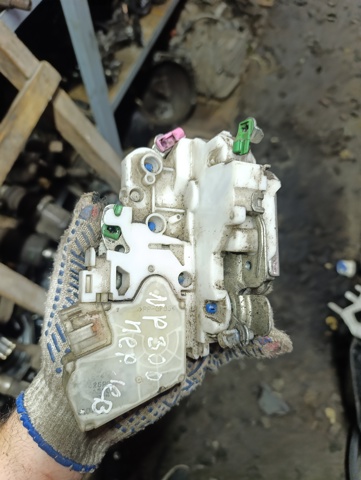 Запор кабины 805035P060 NISSAN