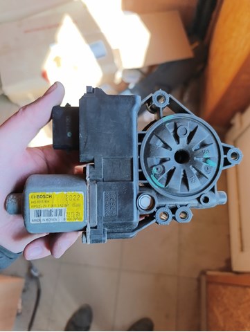Мотор стеклоподъемника двери передней, правой 824603V010 HYUNDAI