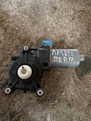Мотор стеклоподъемника двери передней, правой 96475129 GM