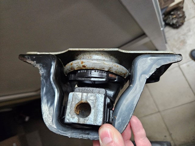 Правая подушка ДВС 11210AY600 NISSAN