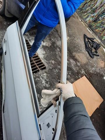 Молдинг опускного стекла нижний, двери передней, правой 4L0853284E VAG