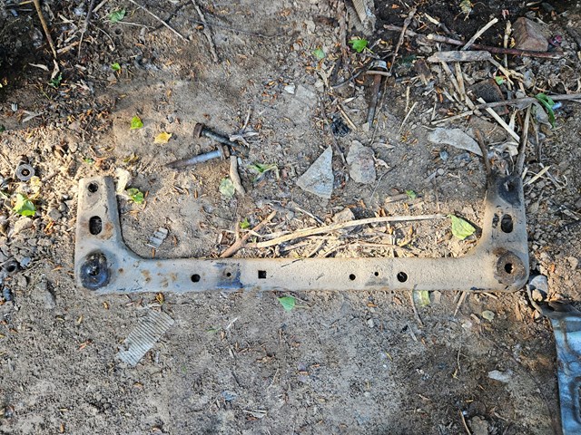 Кронштейн передней балки 544C49U00A NISSAN