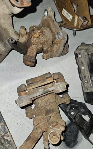 Задний левый суппорт 5540280J00999 SUZUKI