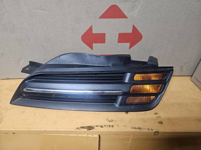 Решетка радиатора левая 62330AX600 NISSAN