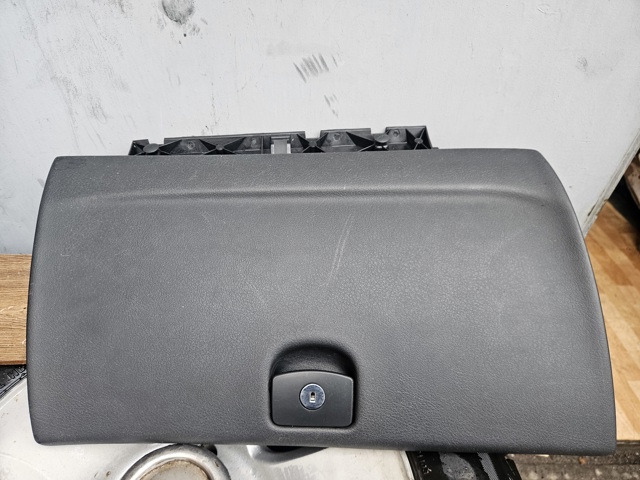 Крышка бардачка 8226J0 PEUGEOT