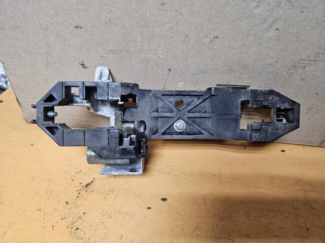 Держатель наружной ручки двери, задней левой 82611ZW40A NISSAN