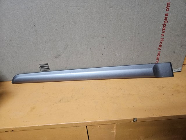 Накладка задней левой двери 828719U000 NISSAN