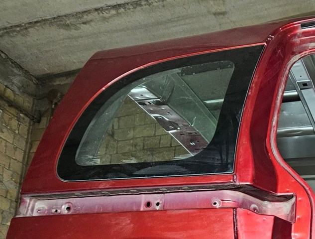 Стекло кузова/багажного отсека, левое 833073493R RENAULT