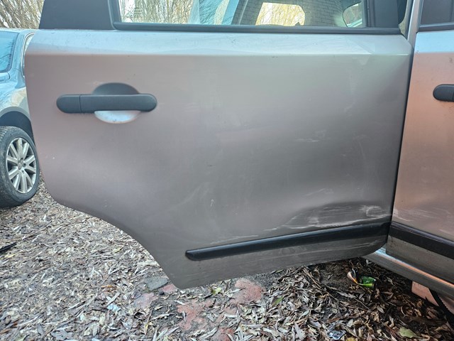 Задняя правая дверь H21009U0M0 NISSAN