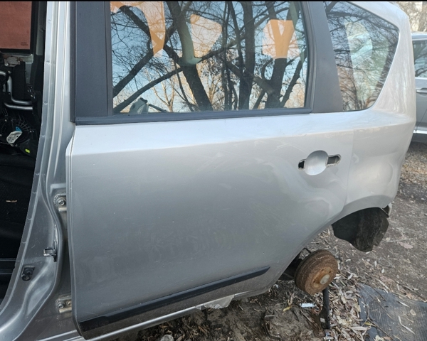 Дверь задняя, левая H21019U0M0 NISSAN