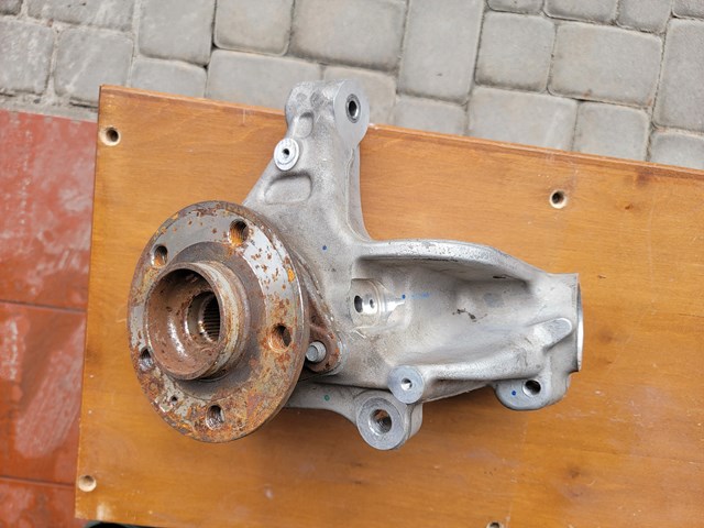 VOLVO 32221147 Цапфа (поворотный кулак) передний правый в наличии Сумы