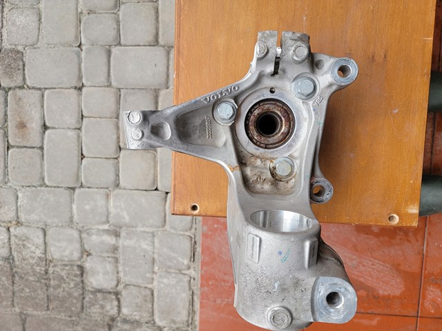 Ось передняя и поворотные кулаки 32221147 VOLVO