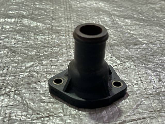 Фланец системы охлаждения 026121145E VAG