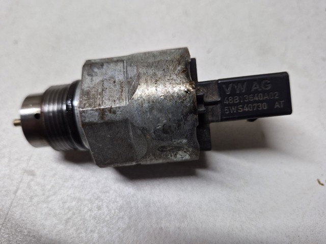 Регулятор давления топлива в топливной рейке Шкода Октавия II A5