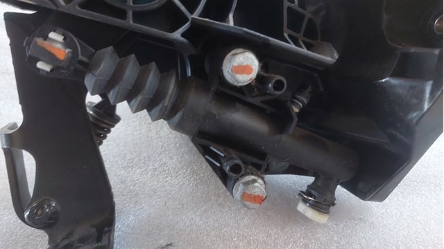 306105360R RENAULT Главный цилиндр сцепления купить в Львов