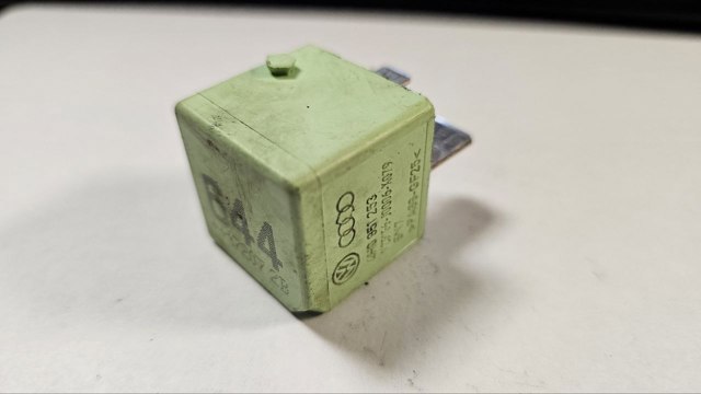 Реле топливного насоса Skoda Octavia 2 A5