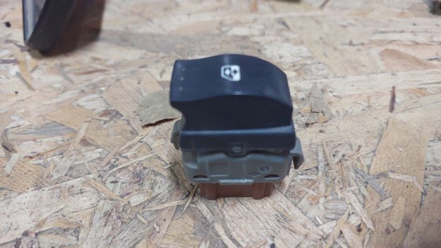 8200242600 RENAULT Кнопка стеклоподъемника передняя купить в Каменское