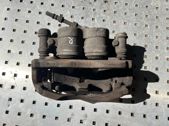 MERCEDES A4474200183 Суппорт тормозной передний правый в наличии Николаев