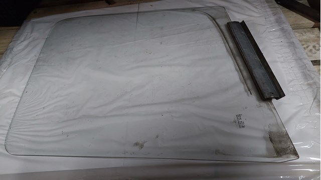 A9017200318 Стекло двери передней левой купить Тернополь