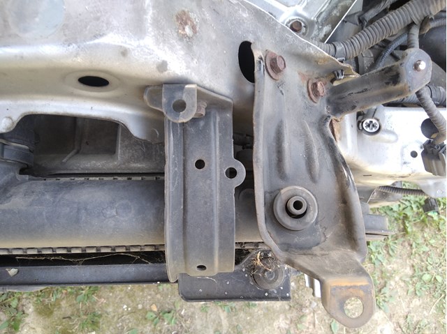 Кронштейн радиатора верхний, левый 74171SWAA00 HONDA
