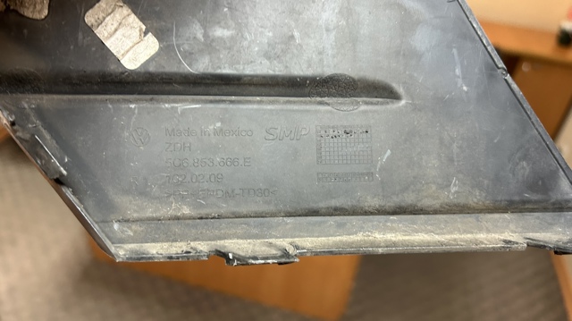 Правая решетка переднего бампера 5C6853666E VAG