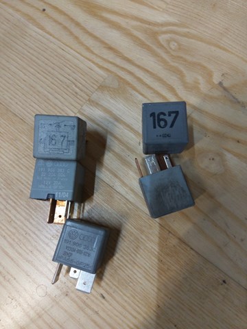 Реле топливного насоса Volkswagen Passat B2