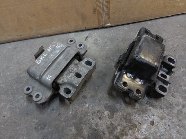 Подушка (опора) двигателя, левая 1K0199555M VAG