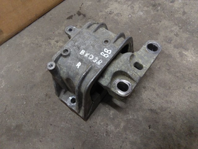 Подушка двигателя Volkswagen Jetta 5