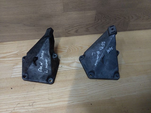 Кронштейн подушки (опоры) двигателя, левой 4B0199305C VAG