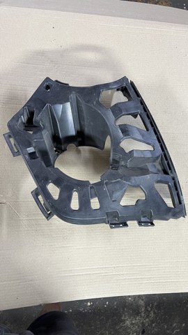 Кронштейн крепления противотуманной фары, левой 7302507 BMW