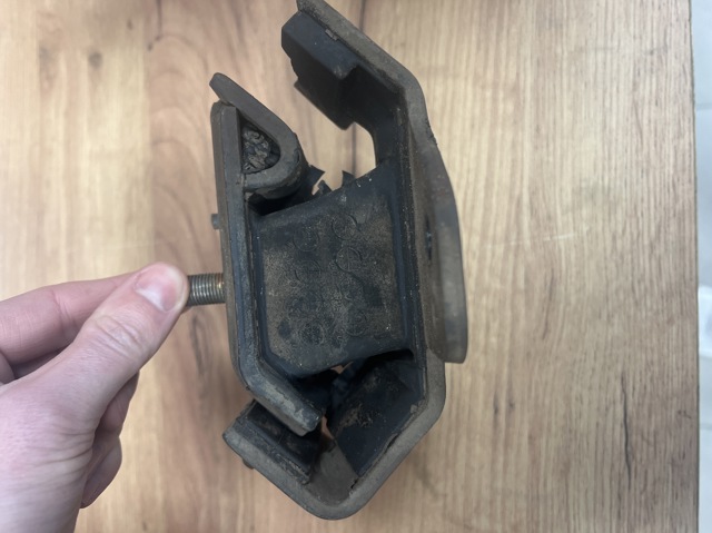 11210VK510 NISSAN Правая подушка двигателя купить в Николаев