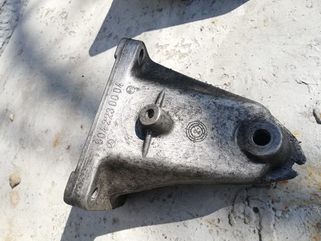 Кронштейн подушки (опоры) двигателя, правой 6042230004 MERCEDES