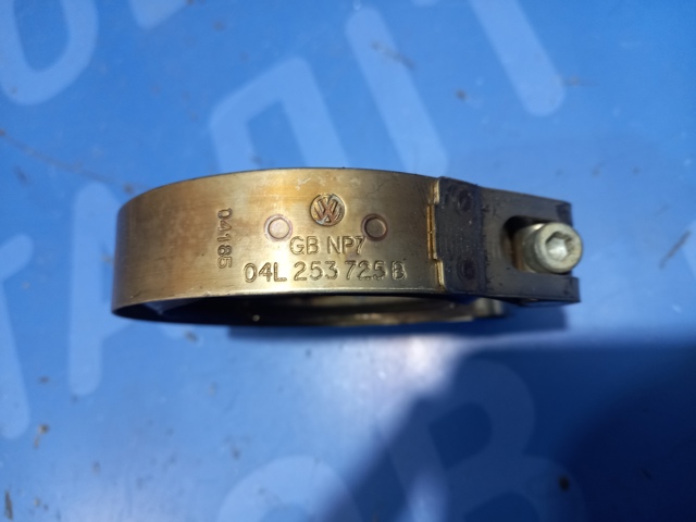 Хомут крепления глушителя передний 04L253725B VAG