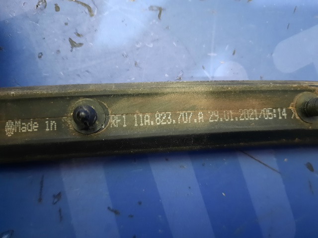 VAG 11A823707A Уплотнитель капота в наличии Павлоград